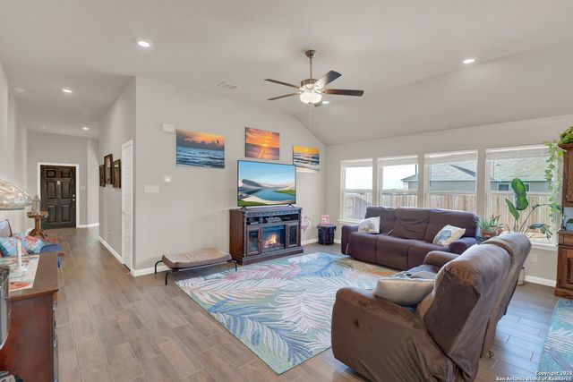 121 Cheyenne Dr, Floresville, TX 78114