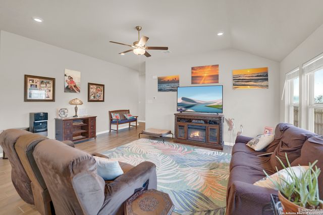 121 Cheyenne Dr, Floresville, TX 78114