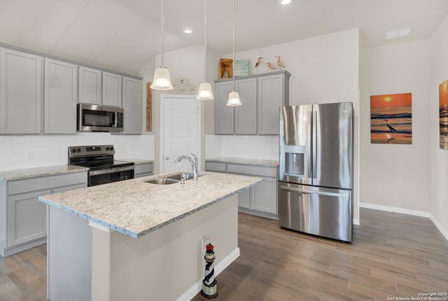 121 Cheyenne Dr, Floresville, TX 78114
