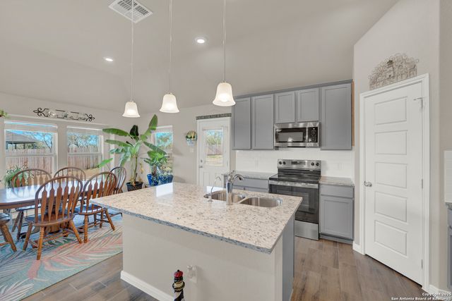 121 Cheyenne Dr, Floresville, TX 78114