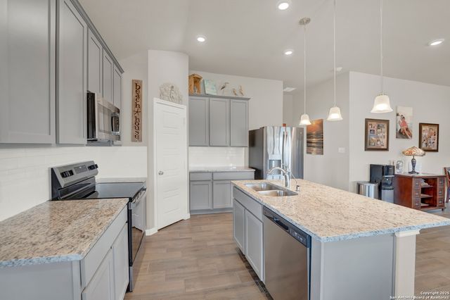121 Cheyenne Dr, Floresville, TX 78114