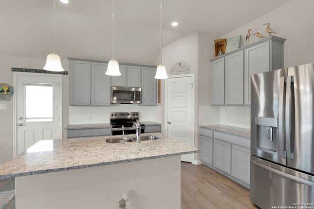 121 Cheyenne Dr, Floresville, TX 78114