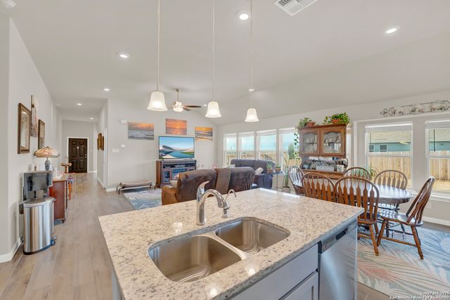 121 Cheyenne Dr, Floresville, TX 78114