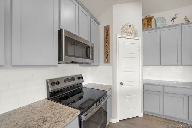121 Cheyenne Dr, Floresville, TX 78114