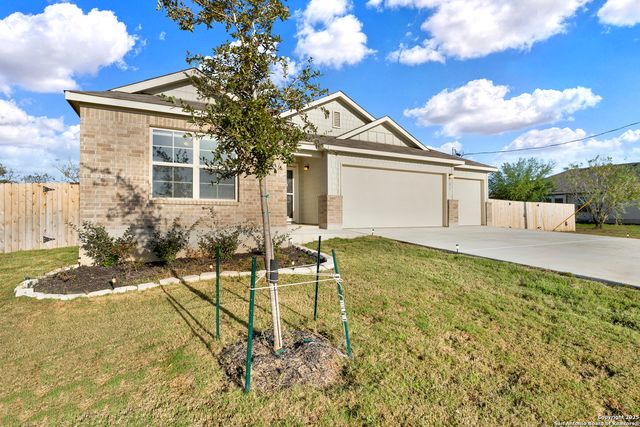 121 Cheyenne Dr, Floresville, TX 78114