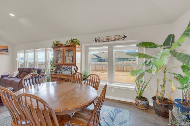 121 Cheyenne Dr, Floresville, TX 78114