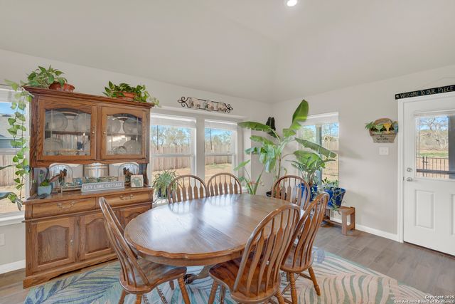 121 Cheyenne Dr, Floresville, TX 78114