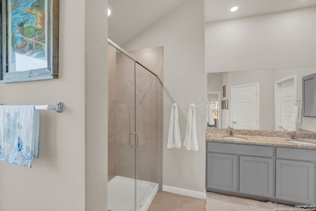 121 Cheyenne Dr, Floresville, TX 78114