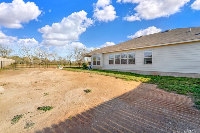 121 Cheyenne Dr, Floresville, TX 78114