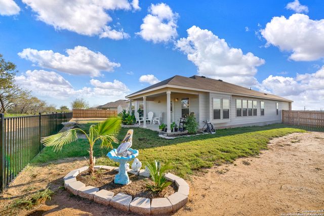 121 Cheyenne Dr, Floresville, TX 78114