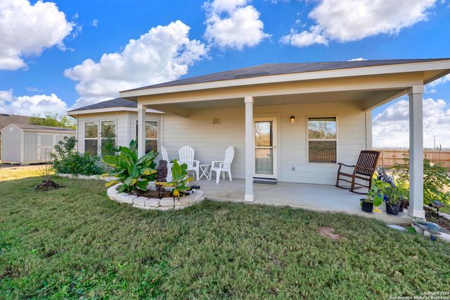 121 Cheyenne Dr, Floresville, TX 78114