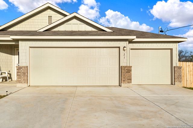 121 Cheyenne Dr, Floresville, TX 78114