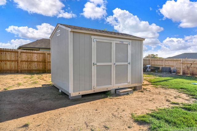 121 Cheyenne Dr, Floresville, TX 78114