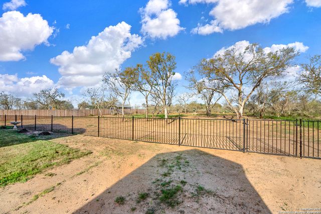 121 Cheyenne Dr, Floresville, TX 78114