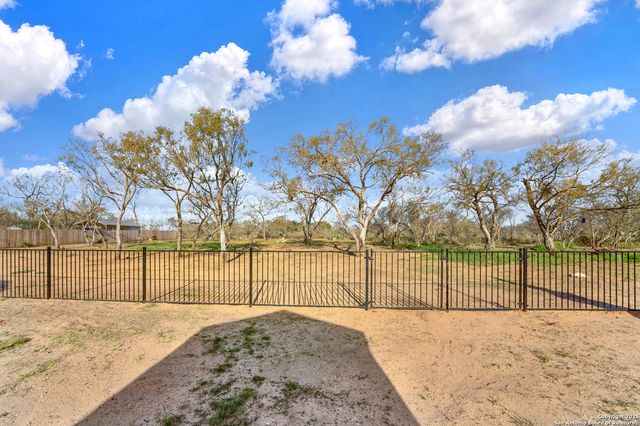 121 Cheyenne Dr, Floresville, TX 78114