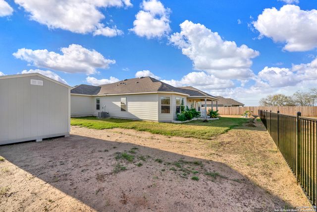 121 Cheyenne Dr, Floresville, TX 78114