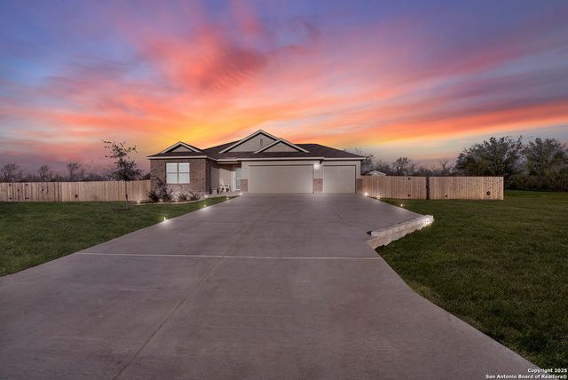 121 Cheyenne Dr, Floresville, TX 78114