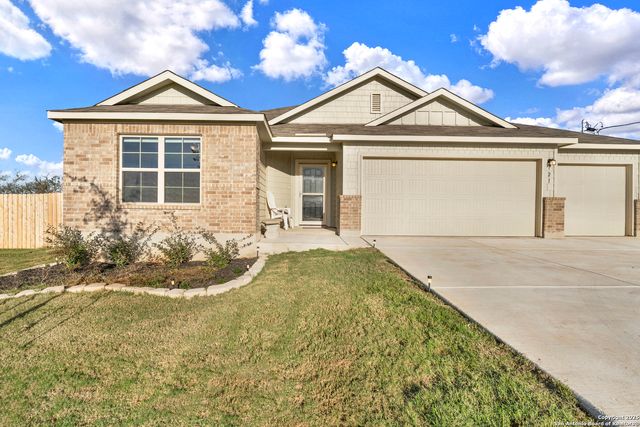 121 Cheyenne Dr, Floresville, TX 78114