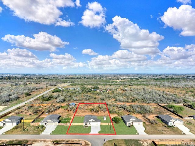121 Cheyenne Dr, Floresville, TX 78114