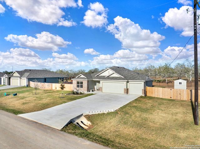 121 Cheyenne Dr, Floresville, TX 78114