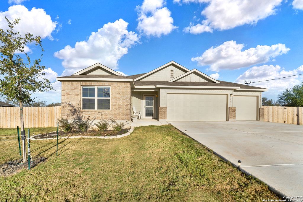 121 Cheyenne Dr, Floresville, TX 78114
