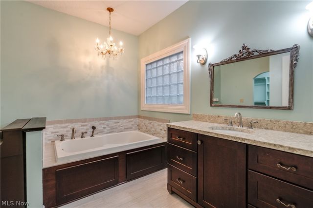 2222 Burberry Street NW, North Canton, OH 44720