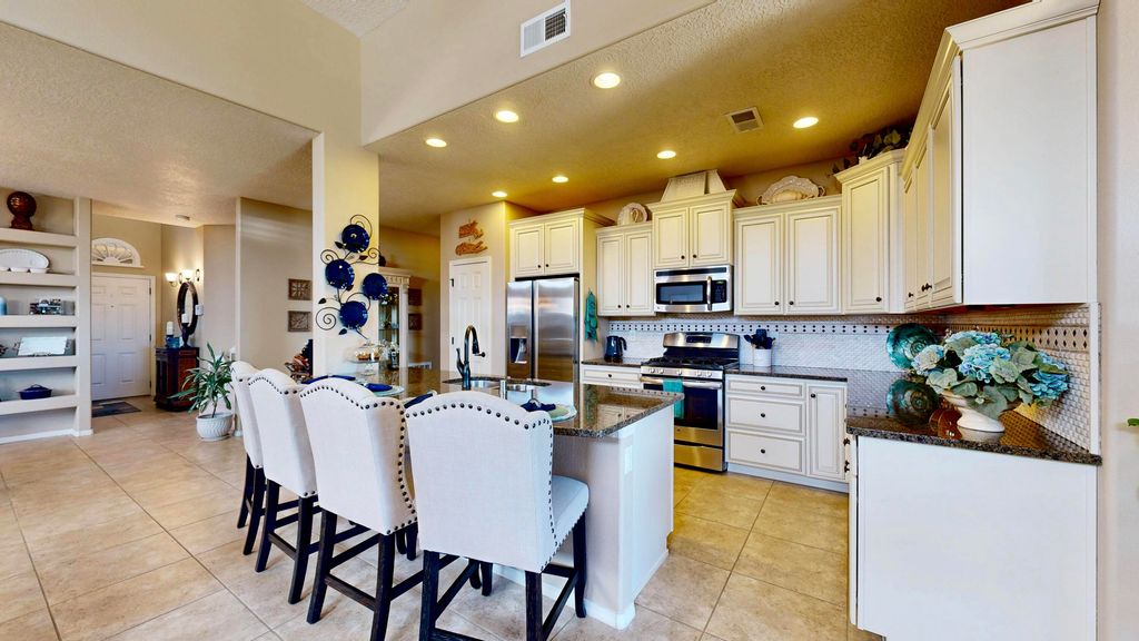 Image 15 of property listing at 6250 Nueva Espana Road NW, Albuquerque, NM 87114