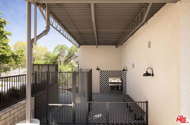 2711 N Rana Way, Los Angeles, CA 90039