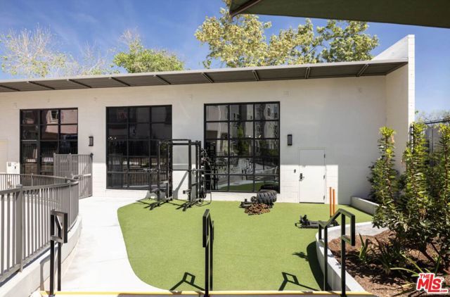 2711 N Rana Way, Los Angeles, CA 90039