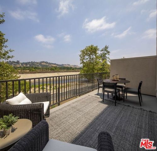 2711 N Rana Way, Los Angeles, CA 90039