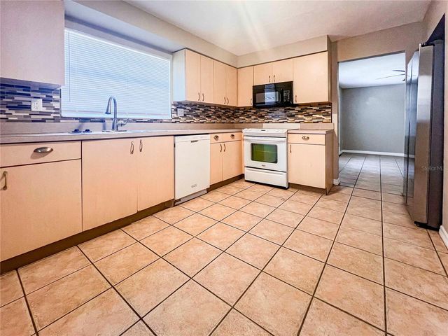 2137 ROSELAWN STREET A, Sarasota, FL 34231