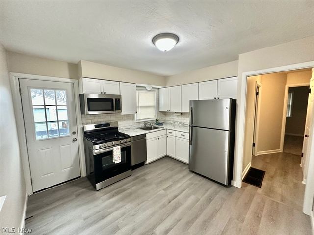 1193 Stratford, Barberton, OH 44203