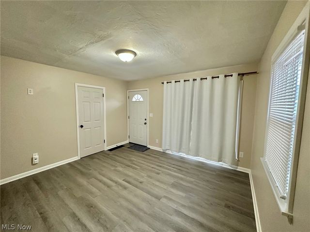 1193 Stratford, Barberton, OH 44203