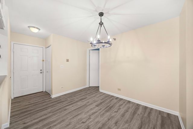 214 Glengarry Drive 201, Bloomingdale, IL 60108