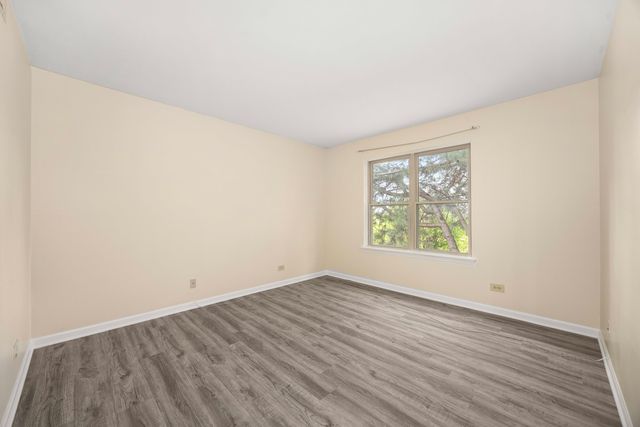 214 Glengarry Drive 201, Bloomingdale, IL 60108