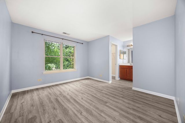 214 Glengarry Drive 201, Bloomingdale, IL 60108