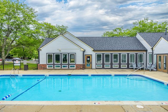 214 Glengarry Drive 201, Bloomingdale, IL 60108