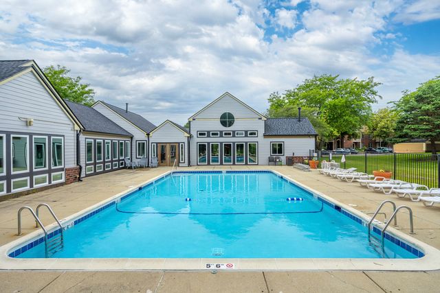 214 Glengarry Drive 201, Bloomingdale, IL 60108