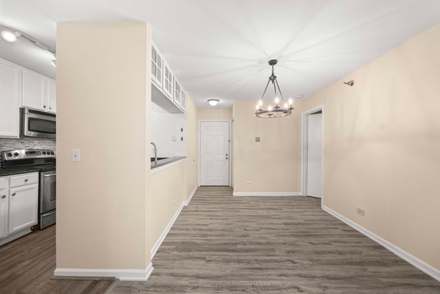 214 Glengarry Drive 201, Bloomingdale, IL 60108