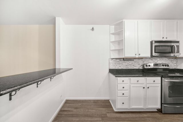 214 Glengarry Drive 201, Bloomingdale, IL 60108