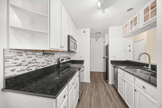 214 Glengarry Drive 201, Bloomingdale, IL 60108