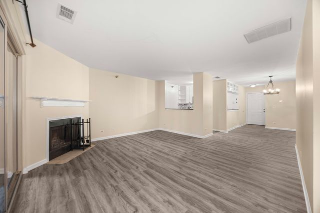 214 Glengarry Drive 201, Bloomingdale, IL 60108