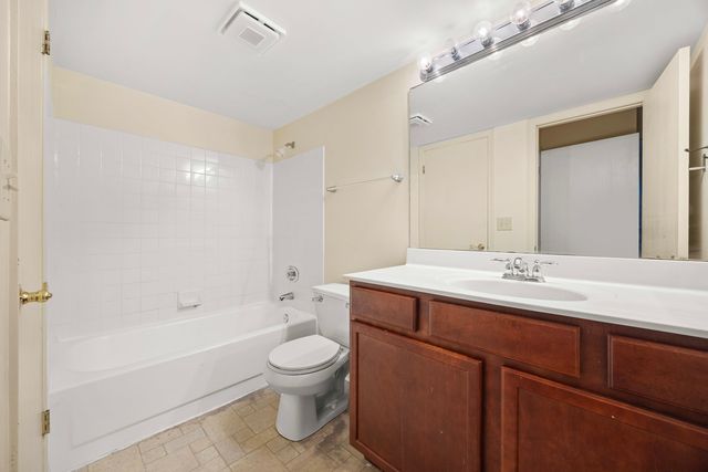214 Glengarry Drive 201, Bloomingdale, IL 60108