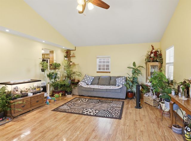 500 Deerfield Cir, Valley Center, KS 67147