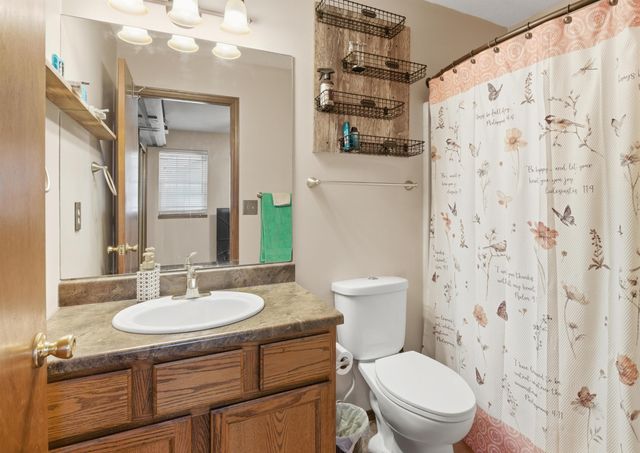 500 Deerfield Cir, Valley Center, KS 67147