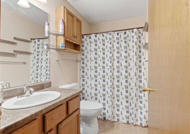 500 Deerfield Cir, Valley Center, KS 67147