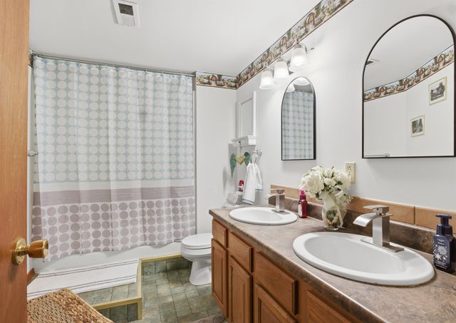 500 Deerfield Cir, Valley Center, KS 67147