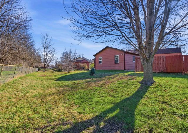 500 Deerfield Cir, Valley Center, KS 67147