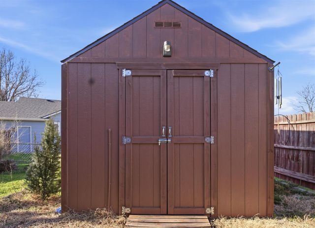 500 Deerfield Cir, Valley Center, KS 67147