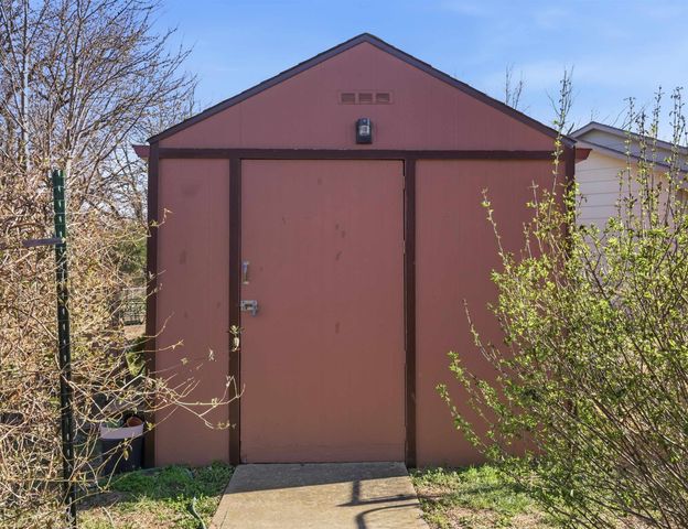 500 Deerfield Cir, Valley Center, KS 67147